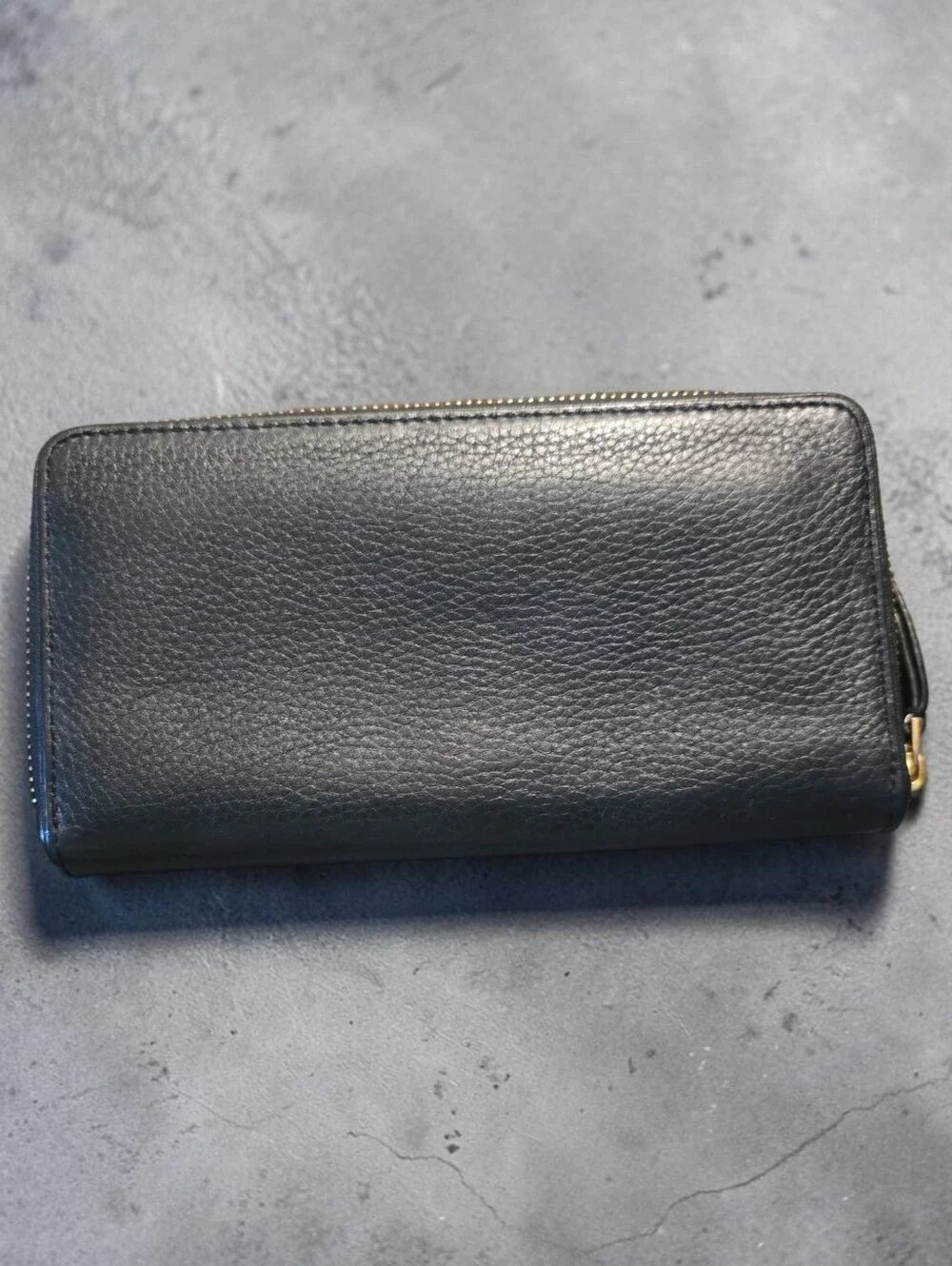 EUC Tory Burch Black Pebbled Leather Zip Card Wallet with Gold Hardware
